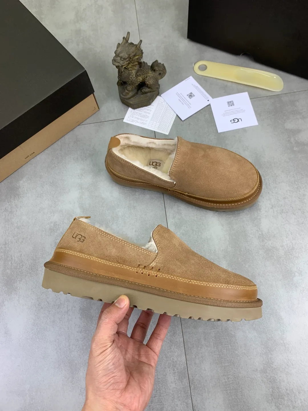 Men's shoes 💰P480 [New model] low-cut popular style 💰 versatile casual wool shoes 🆘 "Real Wool" [UGG] 👉 Popular men's shoes official website synchronization 🔰Quality [proud] is not comparable to the imitations in the general market 🌀The upper is imported Italian frosted cowhide, and the lining: foot pads 🅰️grade 🐑real wool👻Only Grade A can show the effect It feels smooth and delicate 🔱The shoe shape is grand, only the factory can do it 🎄The perfect toughness of the original outsole 👻⬛️ allows customers to say goodbye to one-time consumption. It is made of real wool and is super warm. 3⃣️colors available Size male: 39-45